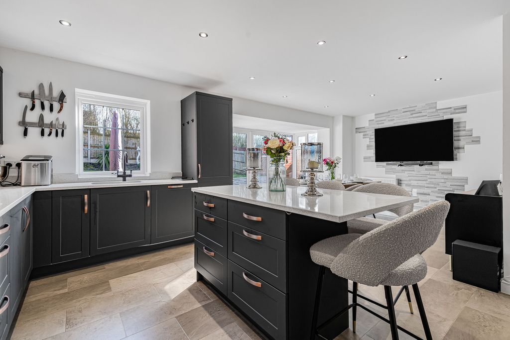 Property photo 3 of 36