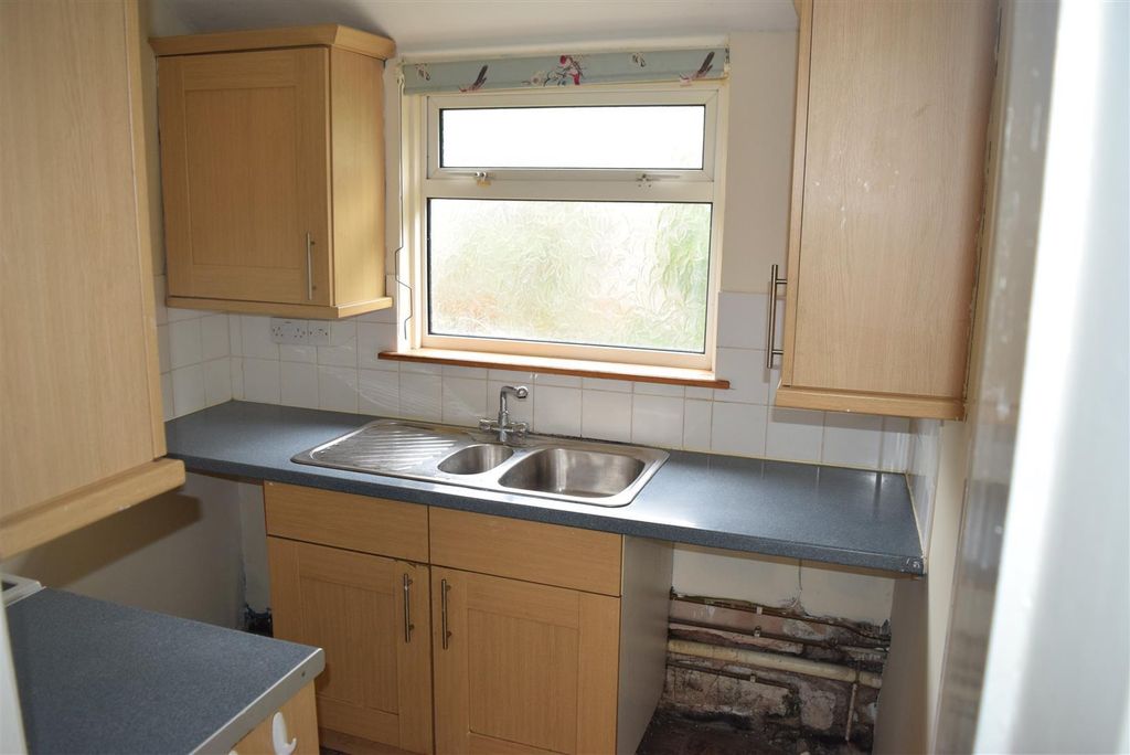 Property photo 3 of 12 Kitchen