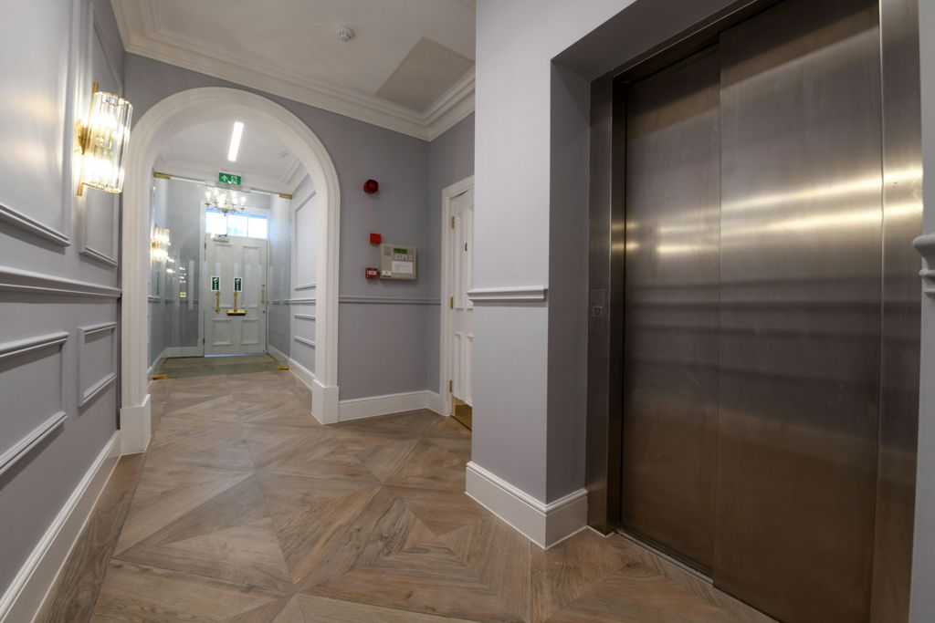 Property photo 2 of 11 2 Christchurch House 30 Waterloo Street Birmingham  Lifts.Jpg