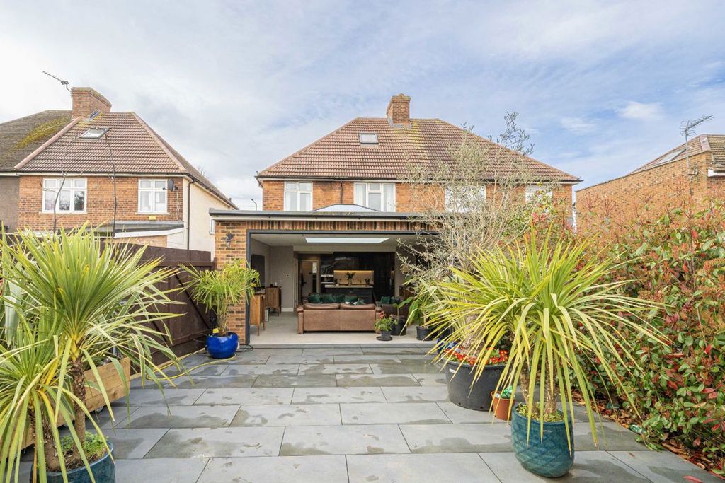 Additional image 7 of 3 bed property for saleHarlington Road East, Feltham TW13