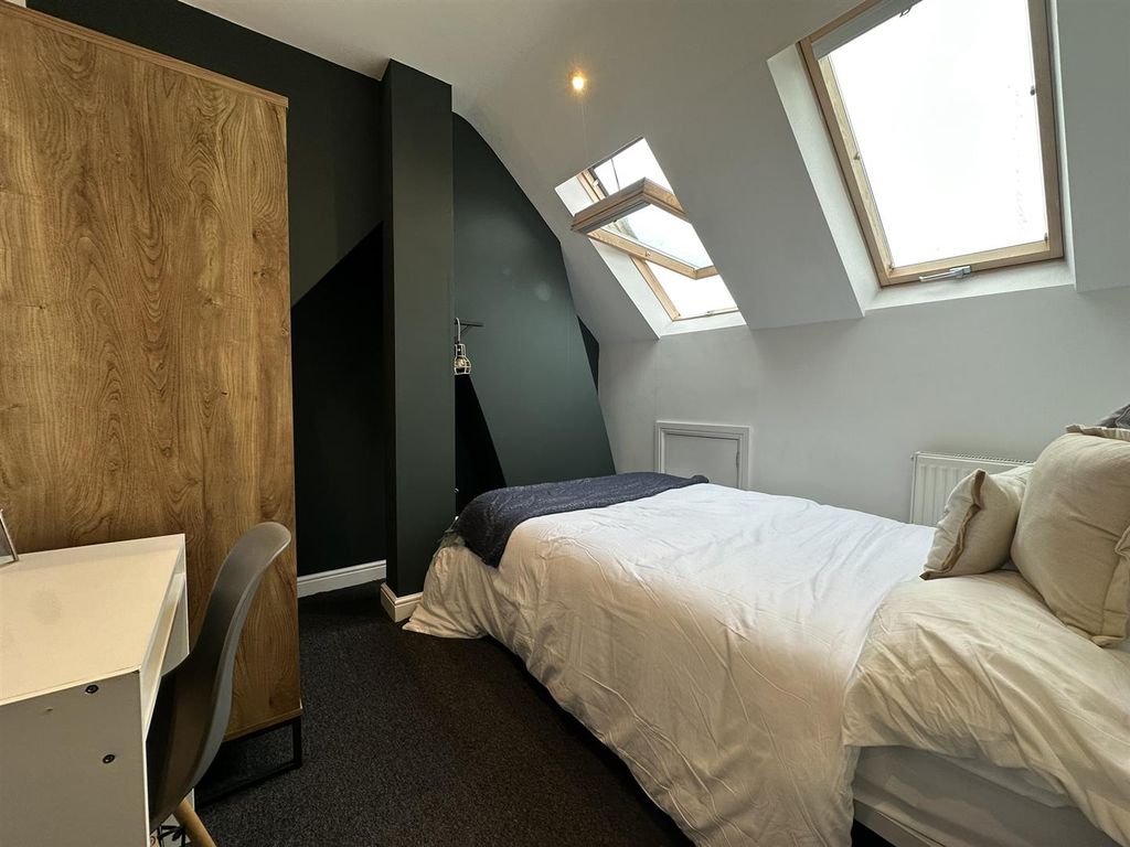 Property photo 1 of 7 Room 6
