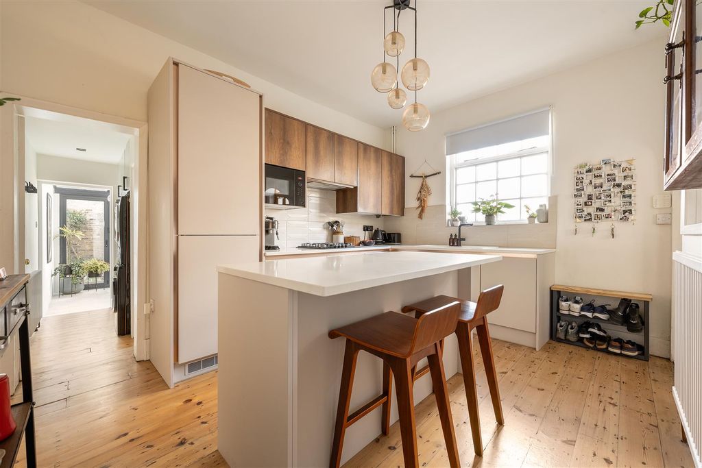 Property photo 3 of 32 Browns Road, E17