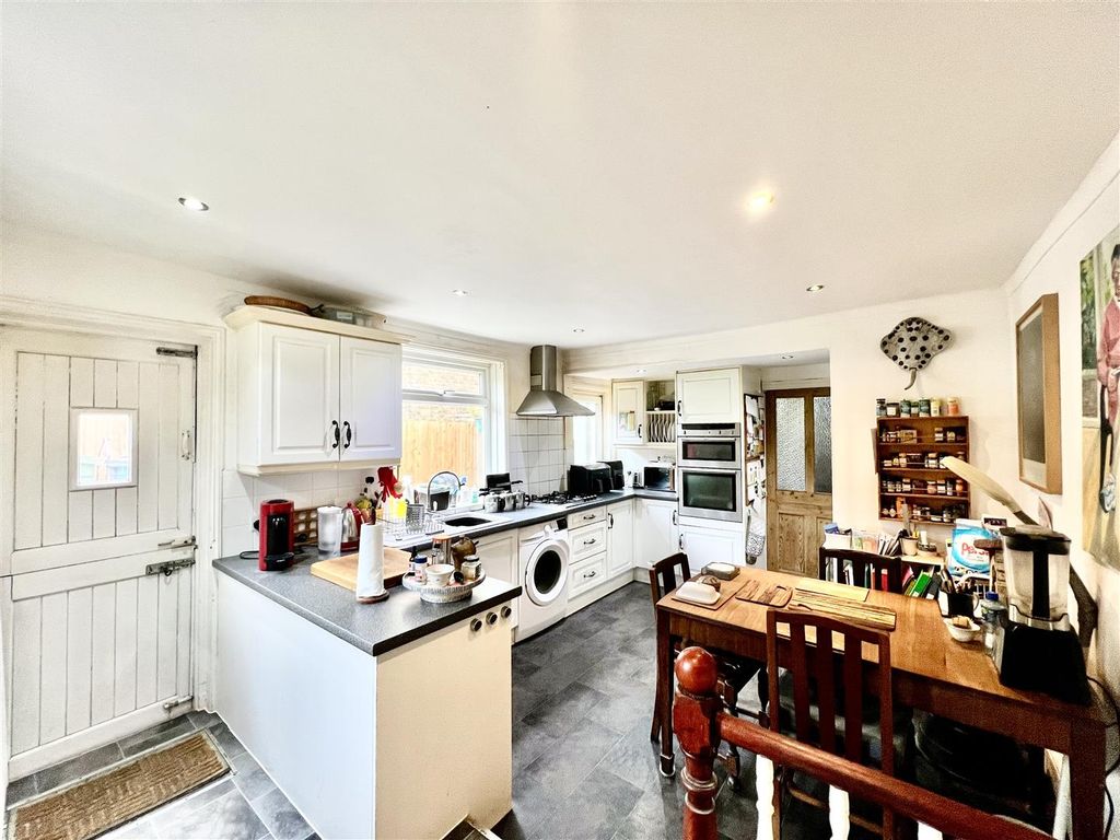 Property photo 3 of 11 Kitchen