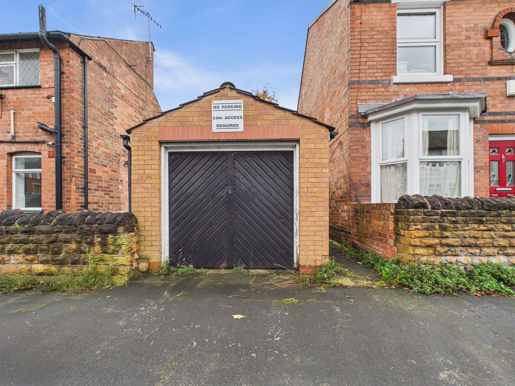 Property photo 3 of 11 Garage