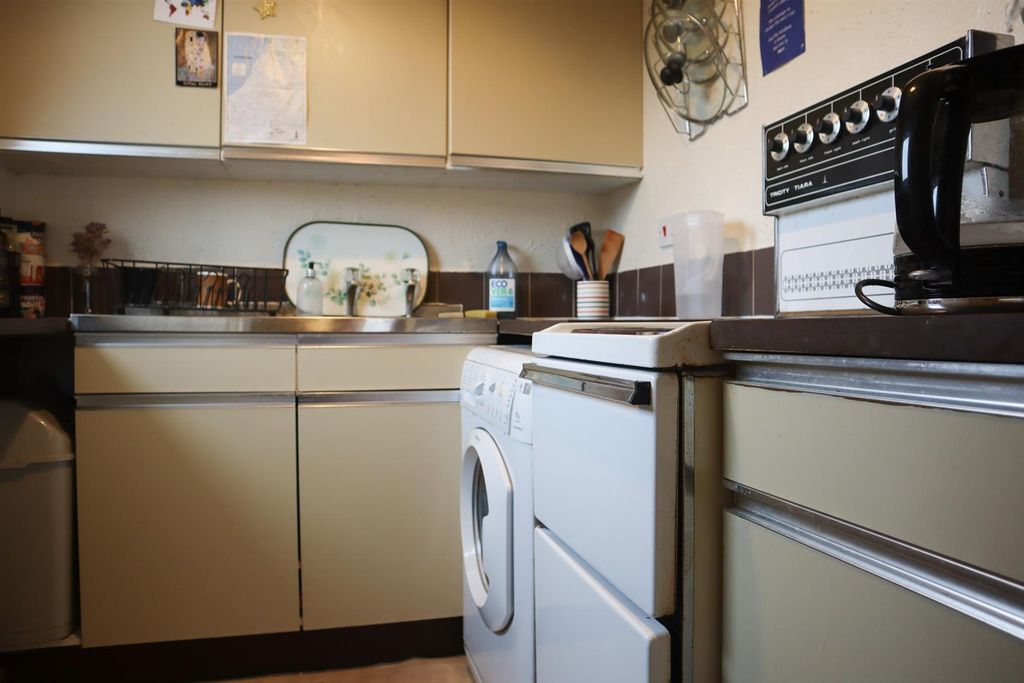 Property photo 3 of 8 Kitchen