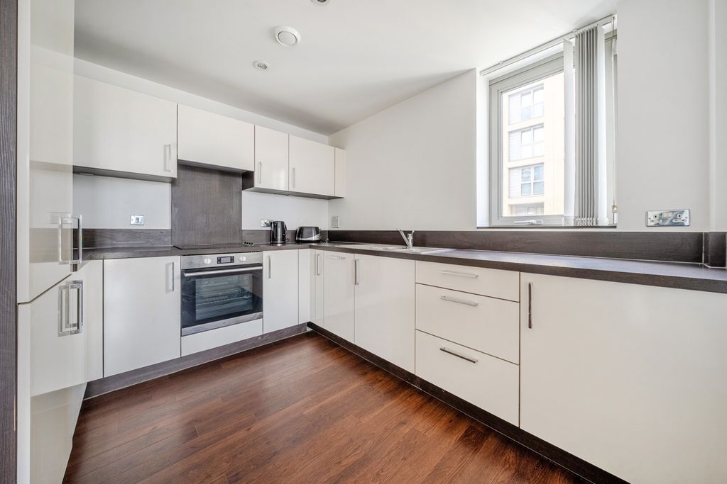 Property photo 2 of 15 1494126-10-6A71Da...