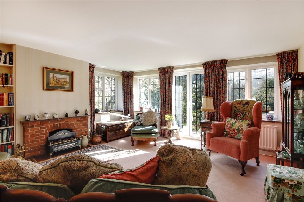 Property photo 2 of 18 Sitting Room