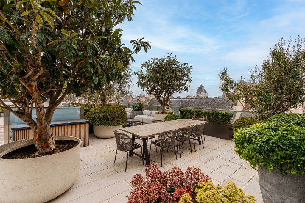 Property photo 2 of 25