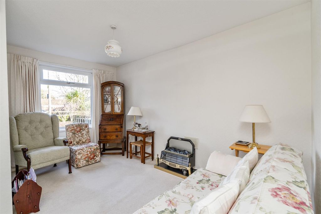 Property photo 2 of 11 15 Sandfield Close_17.Jpg