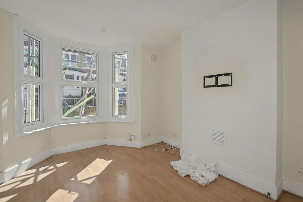 Property photo 2 of 15 Ground Floor Flat, 21 Genesta Road, Plumstead, London, Se18 3Er