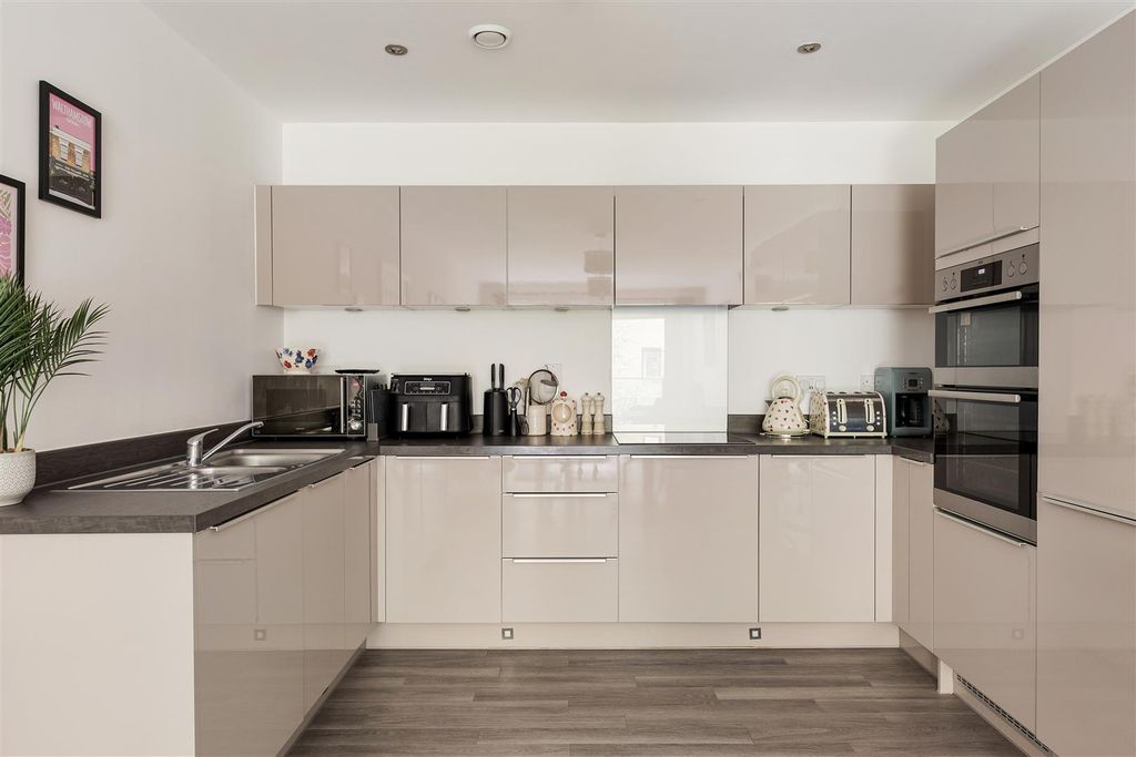 Property photo 2 of 24 Hoffmans Road, E17
