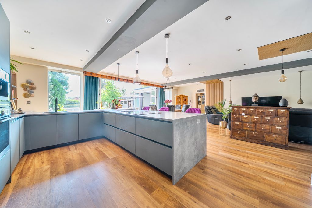 Property photo 2 of 33 1466455-20-6A16d5A4Bc401