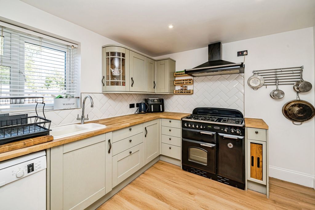 Property photo 3 of 21 23Woodfieldroad-20