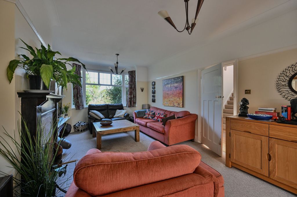 Property photo 3 of 22 Lounge