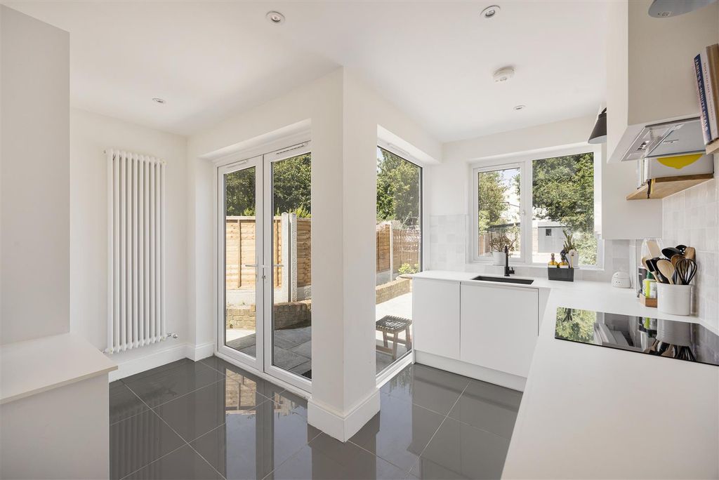 Property photo 3 of 30 Chelmsford Road, E18
