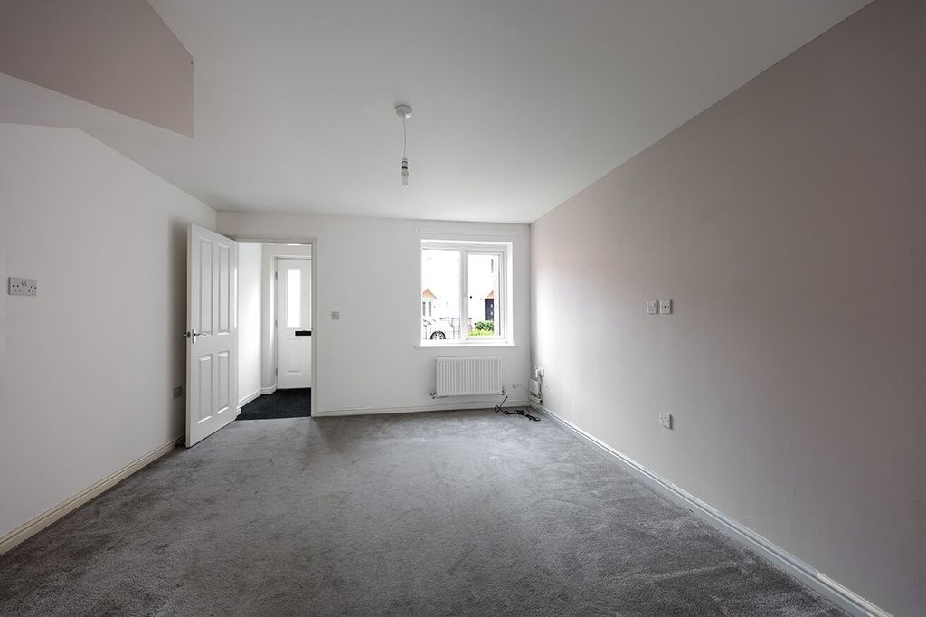 Property photo 2 of 14 4613101