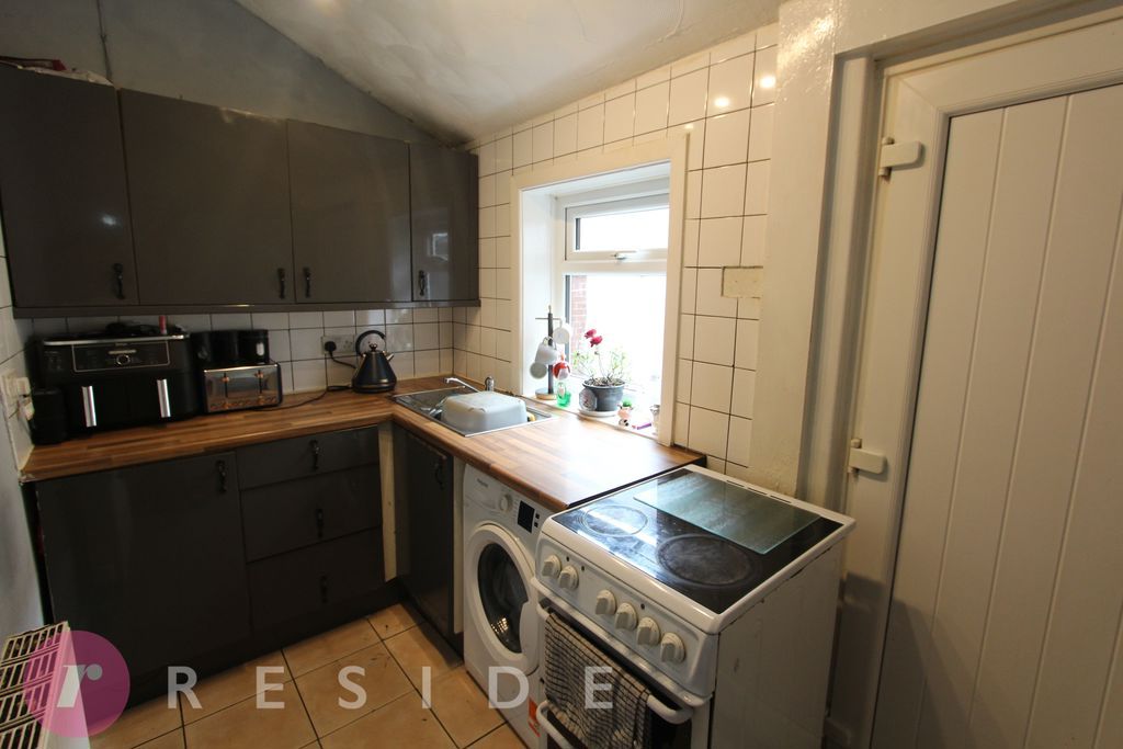 Property photo 3 of 10 Kitchen