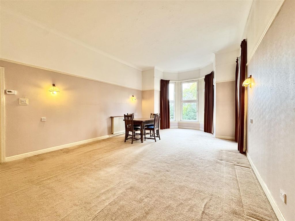 Property photo 2 of 18 Lounge