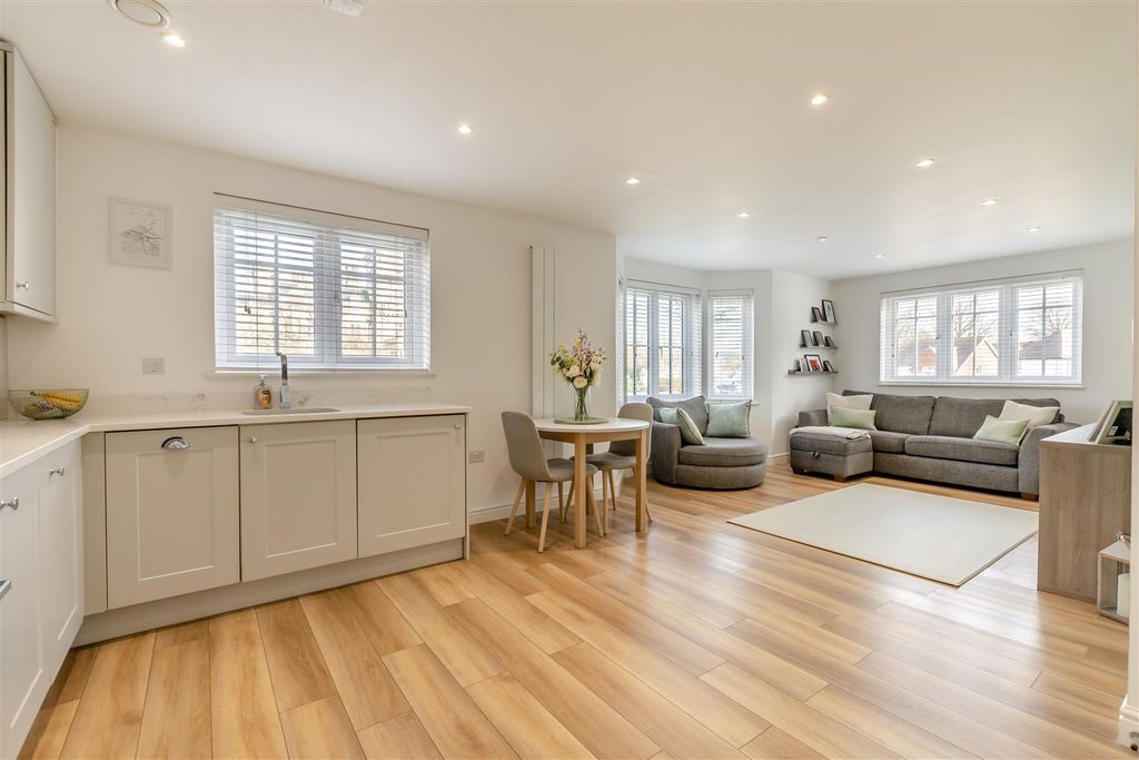 Property photo 2 of 14 8679563-Interior10.Jpg