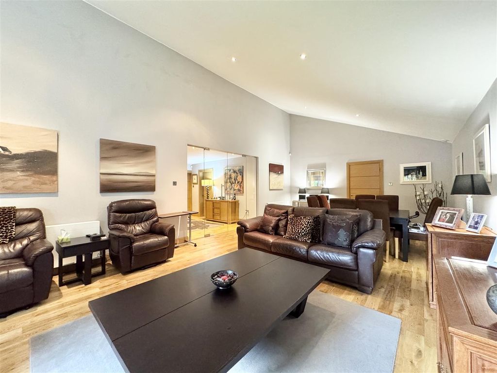 Property photo 2 of 23 Lounge/Dining