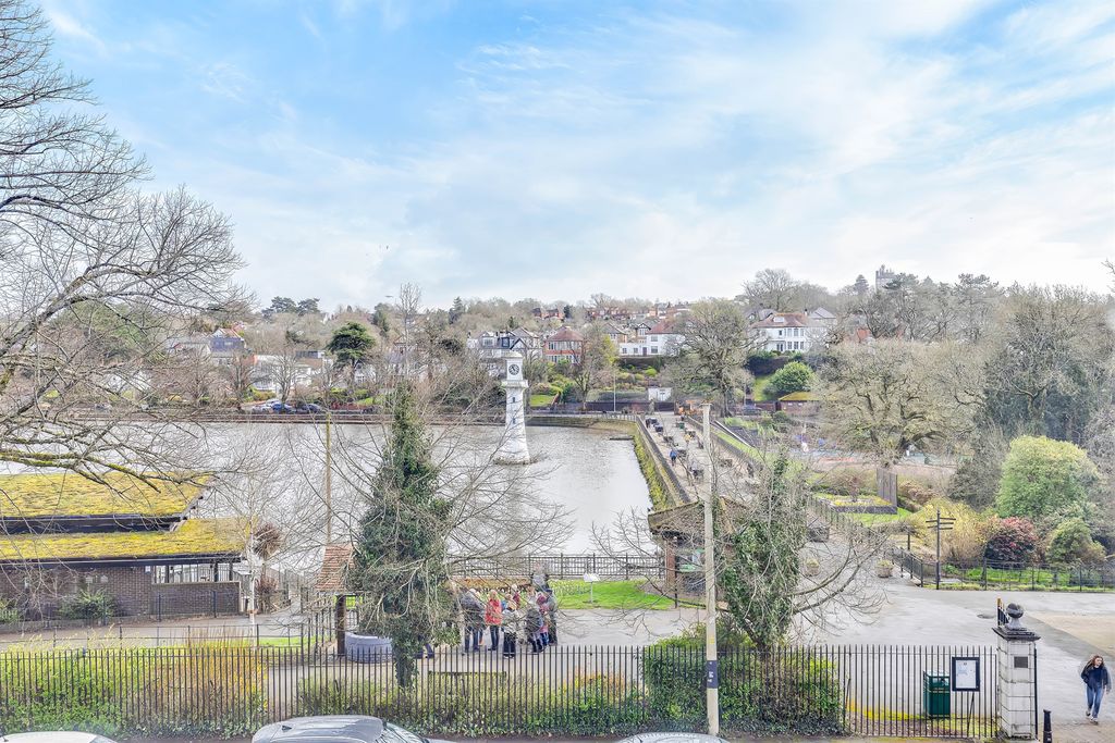 Property photo 2 of 33