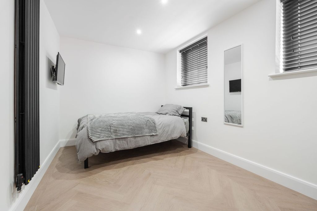 Property photo 3 of 16 A Spacious And Modern Master Bedroom Featuring A l...