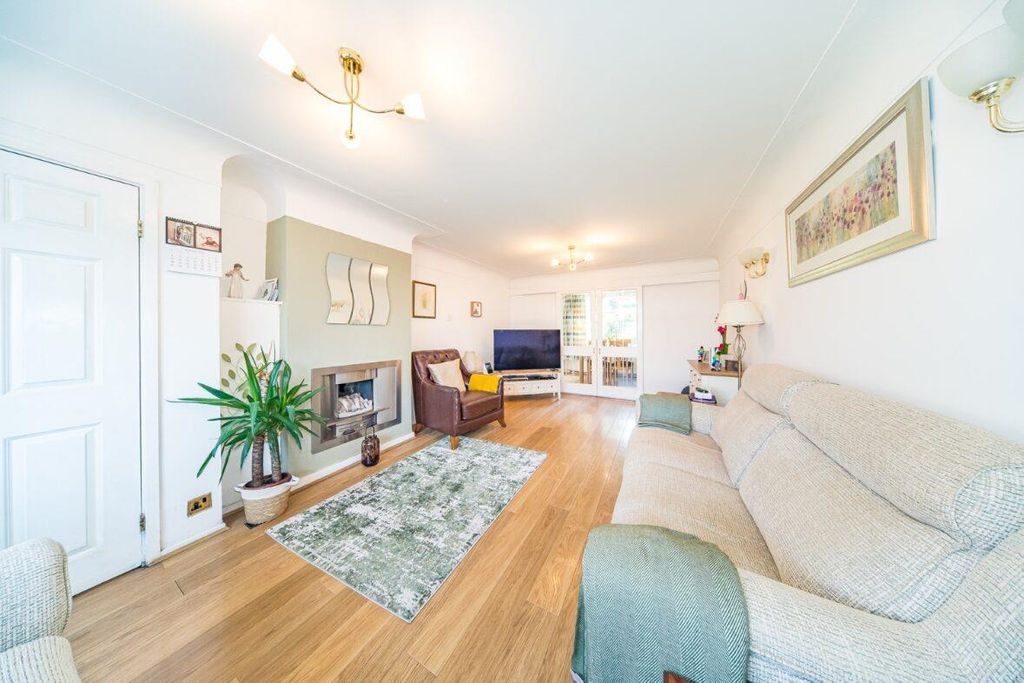 Property photo 3 of 18 9 Pratt Road Lounge.Jpg
