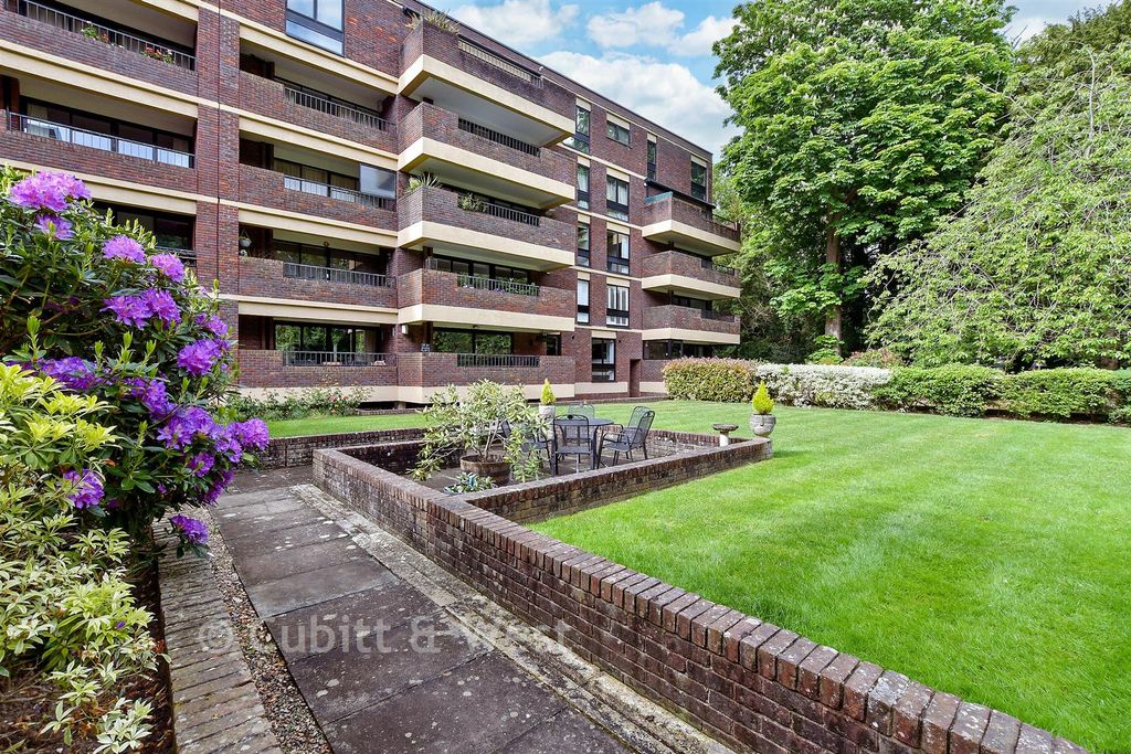 Property photo 2 of 16 Communal Gardens