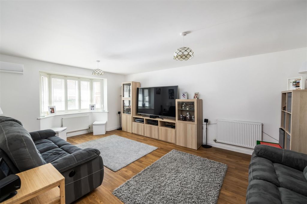 Property photo 2 of 17 3 Chalkfield Internals2 - Copy.Jpg