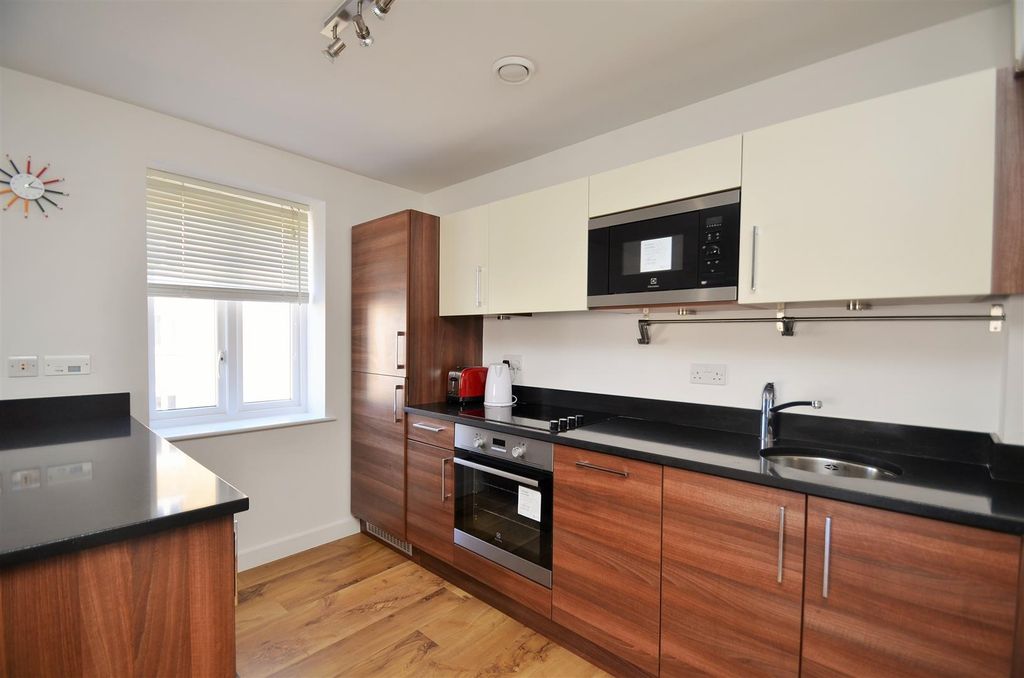 Property photo 3 of 9 Kitchen