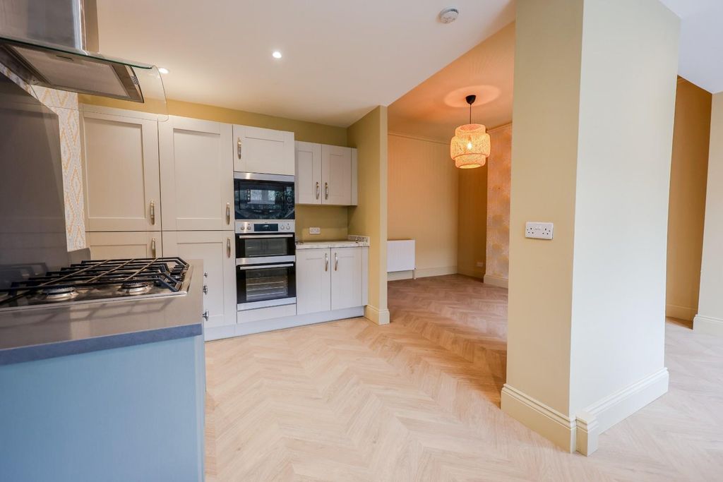 Property photo 2 of 25