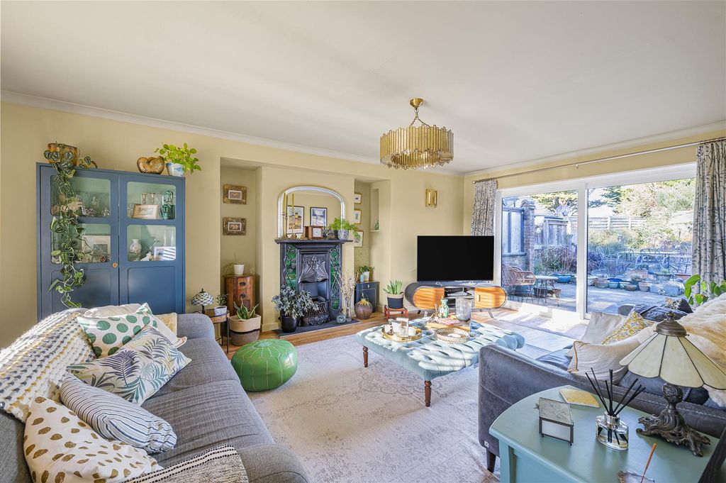 Property photo 2 of 31 Living Room