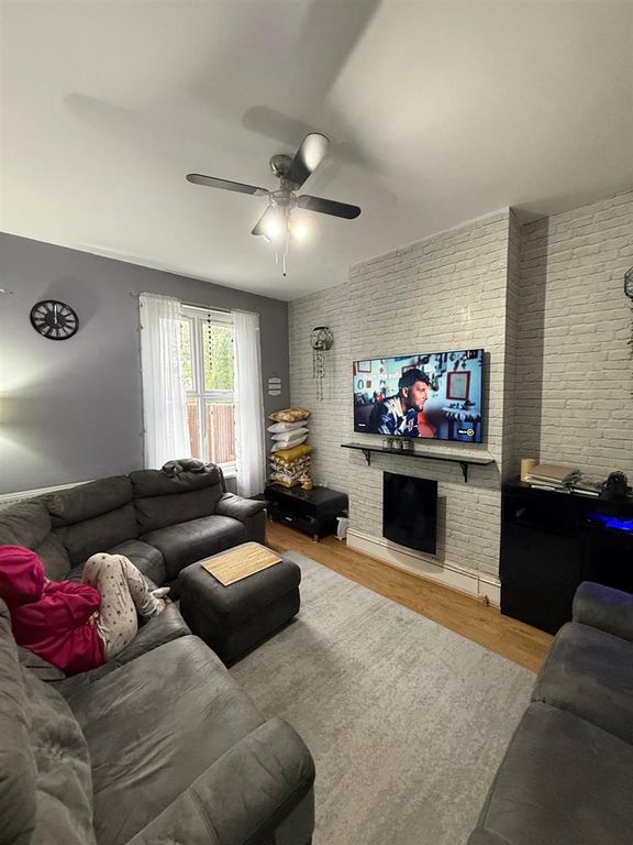 Property photo 3 of 5 Living Room .Jpeg