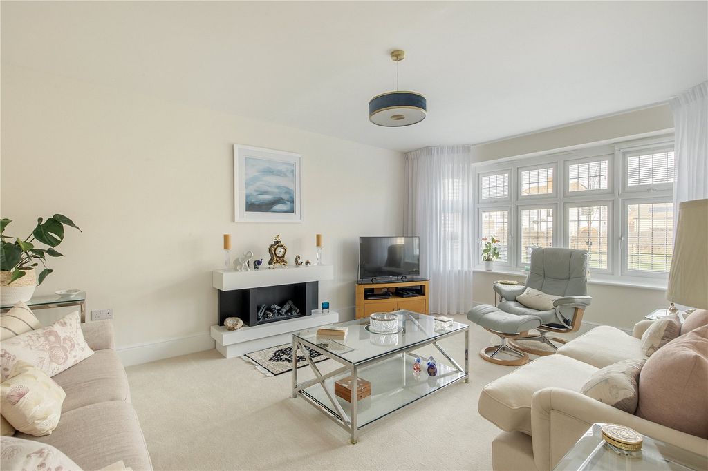 Property photo 2 of 16 Living Room