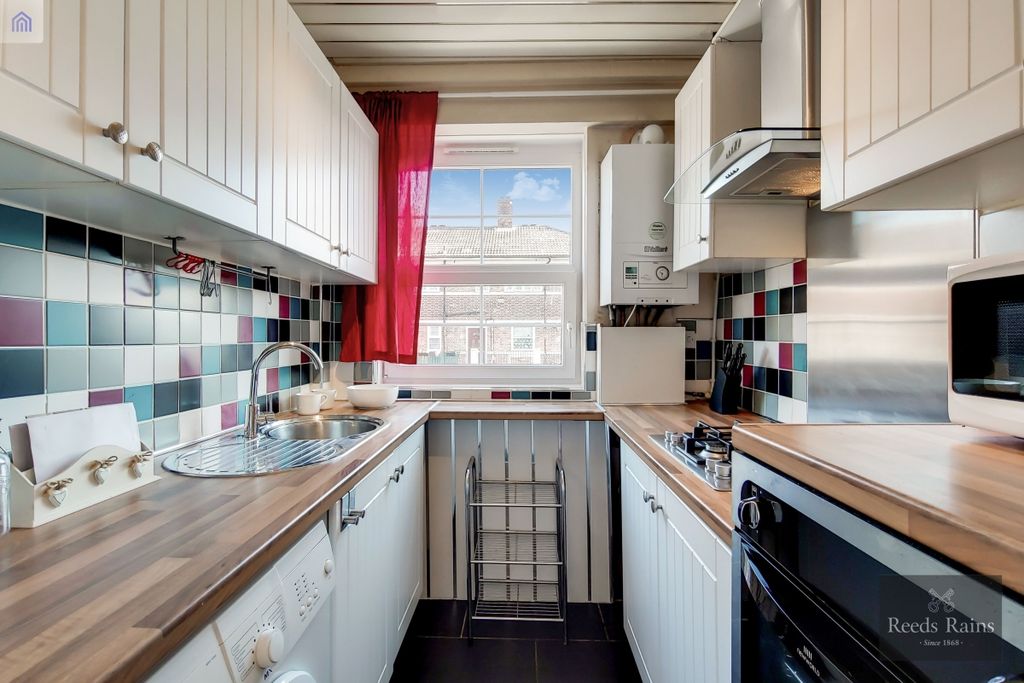 Property photo 2 of 10 Kitchen