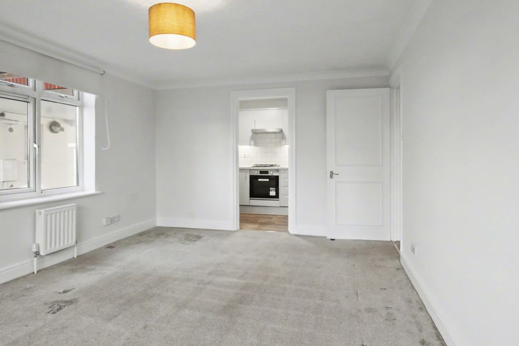 Property photo 3 of 8 3.Lounge.Jpg