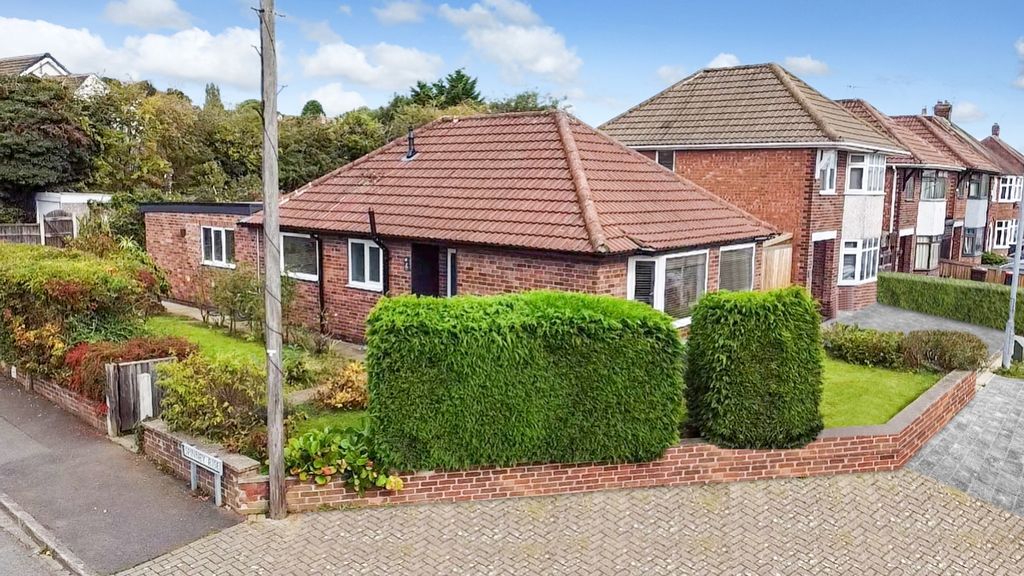 Property photo 1 of 32 Spinney-Photo-1