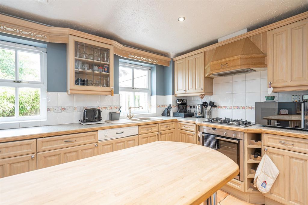 Property photo 3 of 22 Kitchen