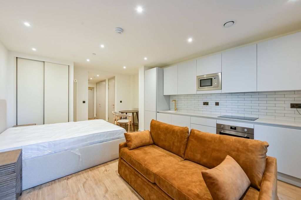 Property photo 2 of 21