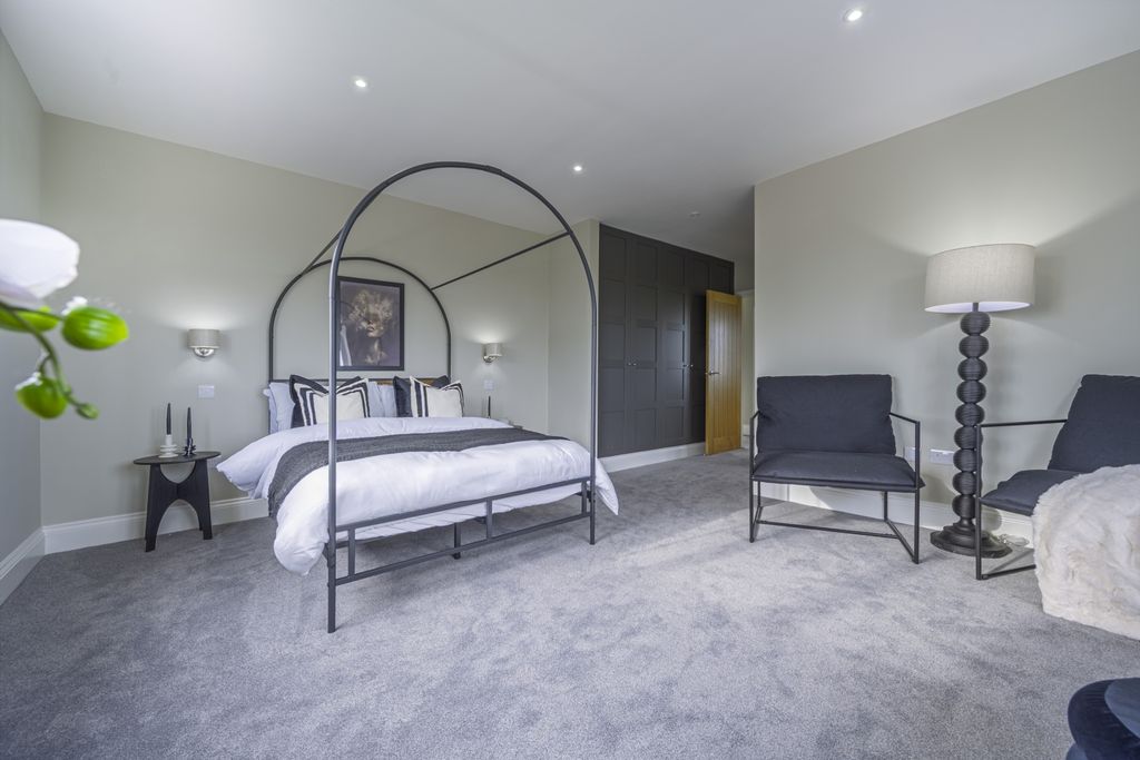 Property photo 3 of 15 Main Bedroom - Ewemove Swindon South