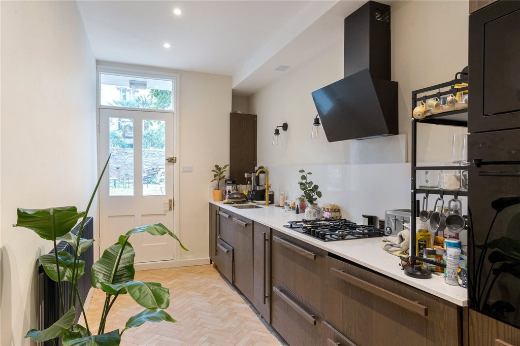 Property photo 2 of 11 Picture No. 12