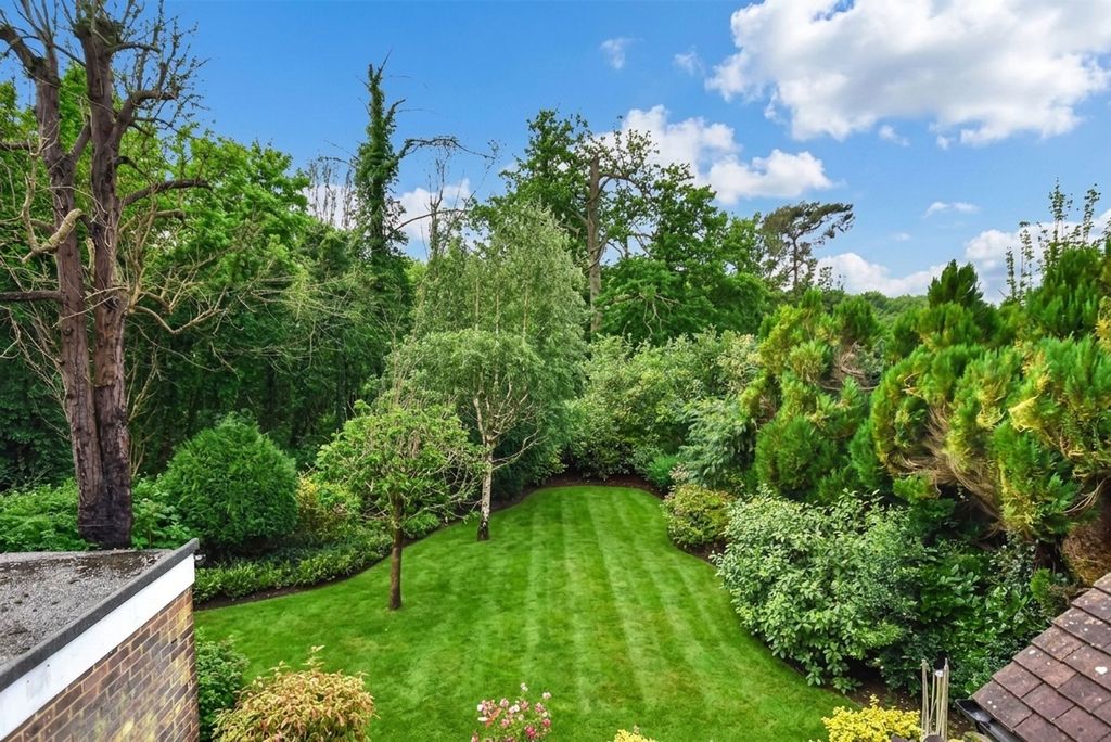 Property photo 2 of 12 Garden
