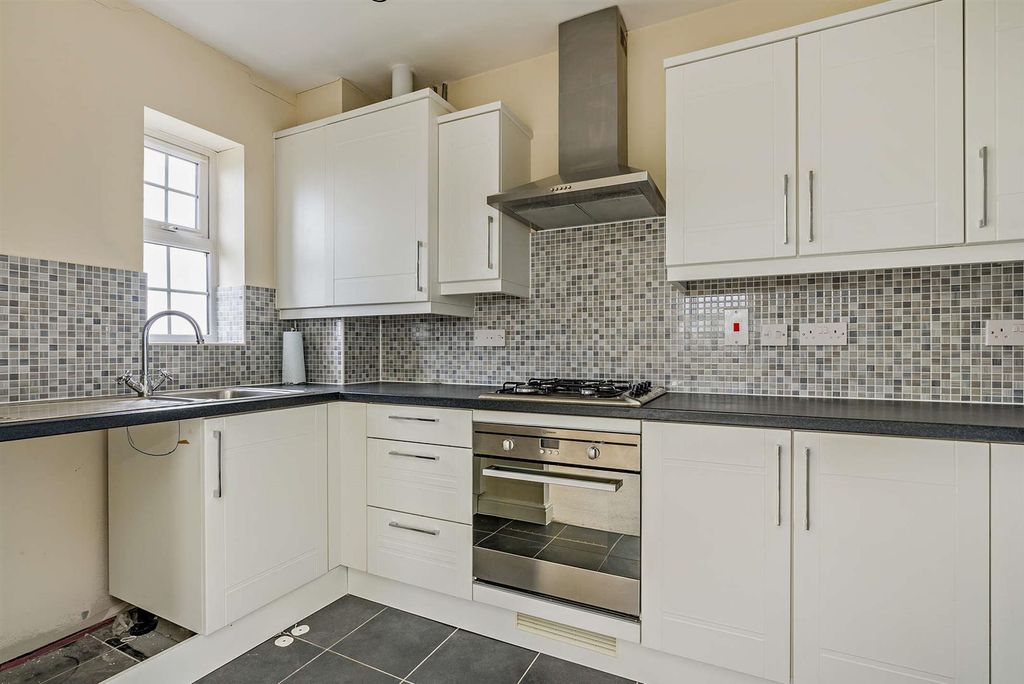 Property photo 3 of 8 8676032-Interior07-800.Jpg