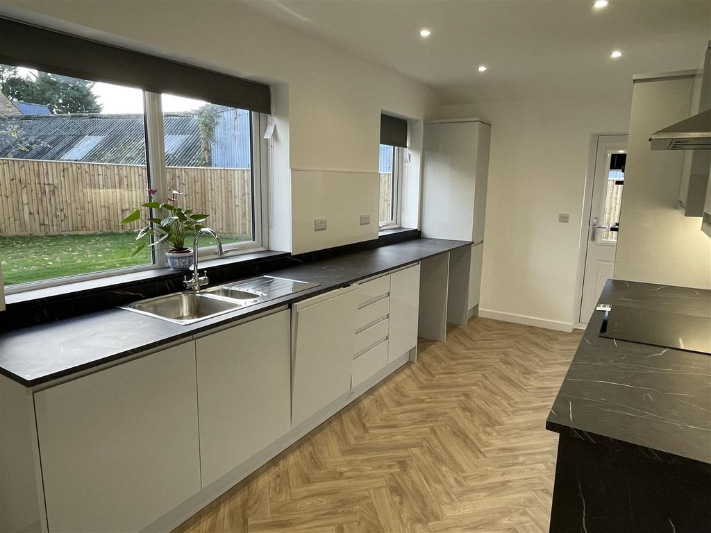 Property photo 3 of 28 Kitchen/Breakfast Room