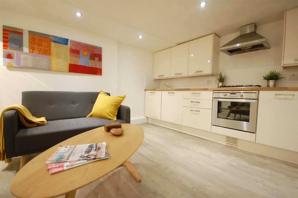 Property photo 3 of 10 Lounge Kitchen