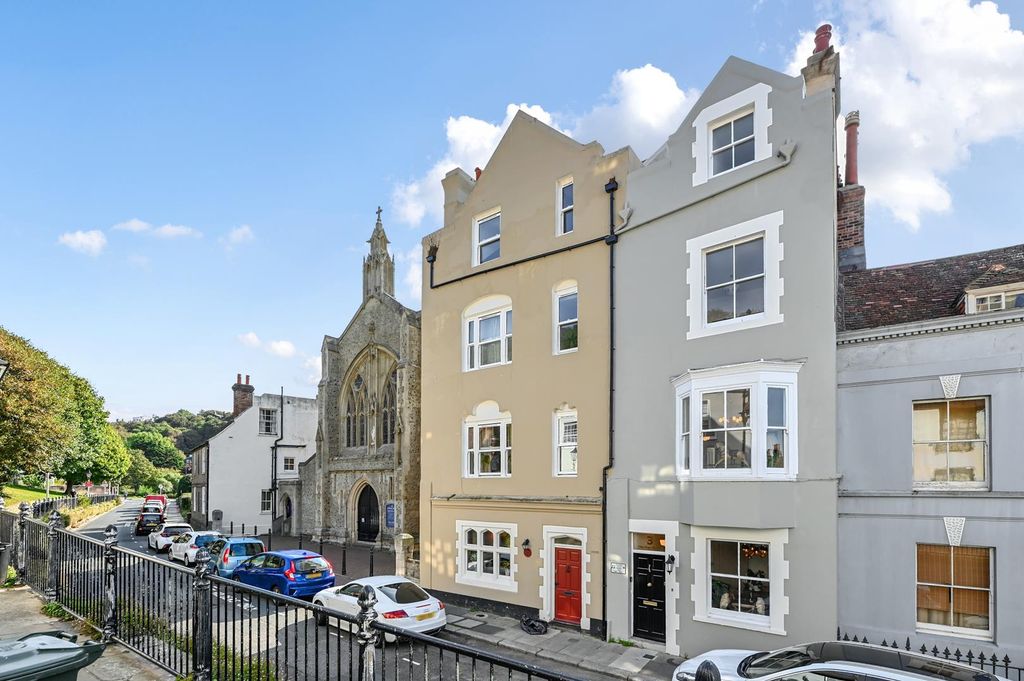Property photo 1 of 33 3 The High Street Tn34 (16).Jpg