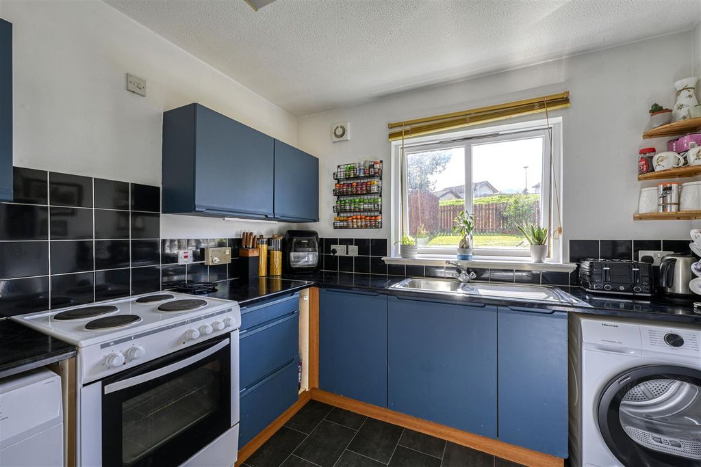 Property photo 3 of 10 4-Kitchen-Ample-Wall-And-Base-Units.Jpg
