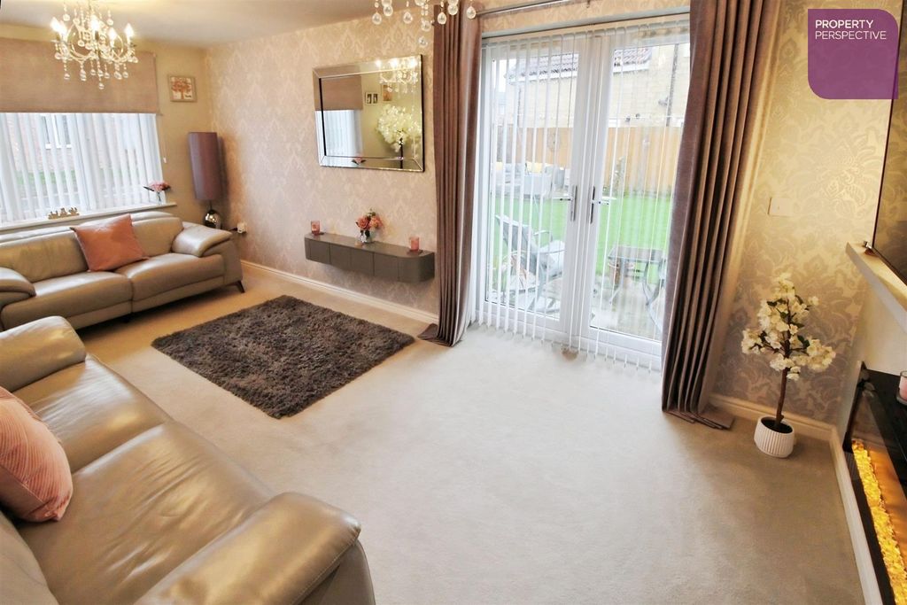 Property photo 2 of 17 Lounge