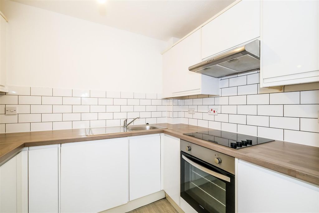 Property photo 3 of 16 61 Latchingdon Court-8.Jpg