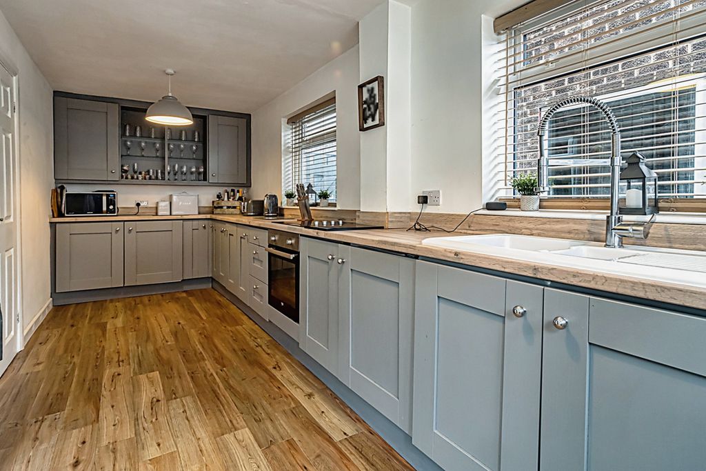 Property photo 3 of 19 Kitchen